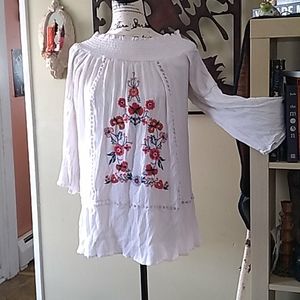 TAYLOR & SAGE BOHO Embroidered Peasant Floral Top